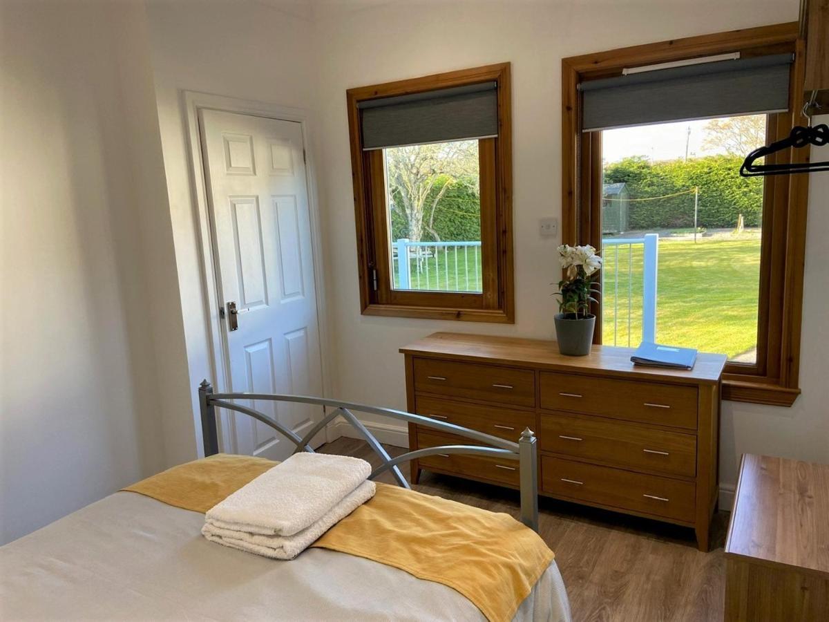 Chalet On The Green - Self Contained With Parking. Inshes المظهر الخارجي الصورة
